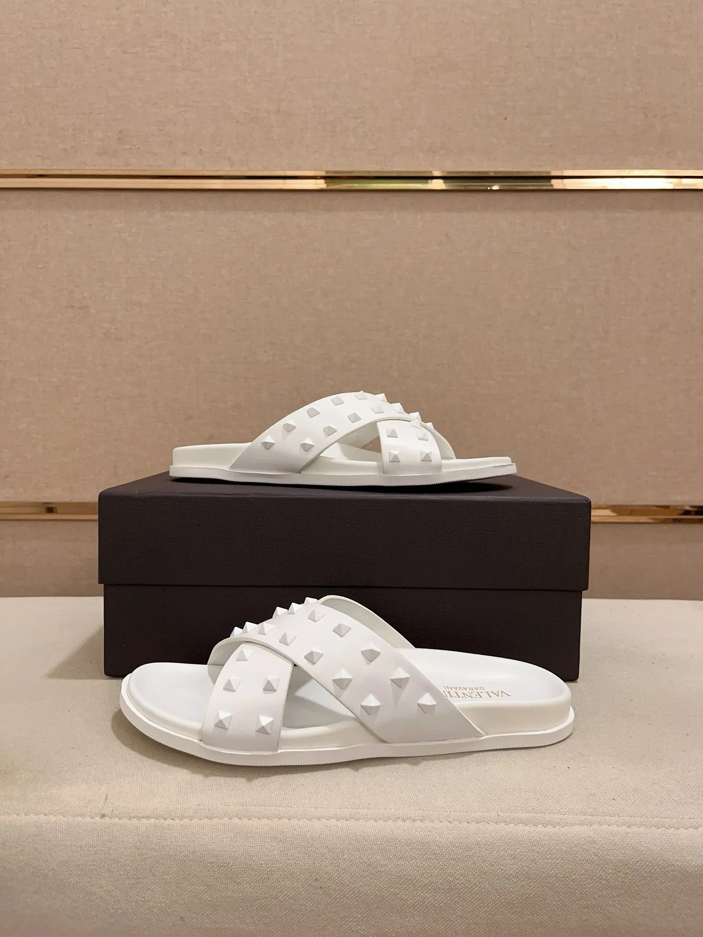 Men's shoes💰: 440💰[Valentino] New men's boutique slippers, counter quality, classic plaid, the actual workmanship is quite complex🔰The uppers are made of imported fabrics➕🐑Sheepskin lining, which tests the craftsman's craftsmanship➕original PU outsole. Size: 38-44 (45 can be customized, non-refundable)